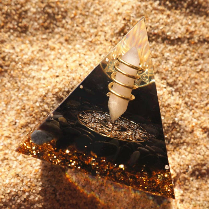 Pyramide d'orgone du dieu de la lumière en obsidienne cristalline transparente Olivenorma
