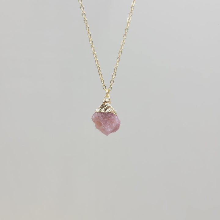 Collier en pierre précieuse brute irrégulière en cristal Olivenorma