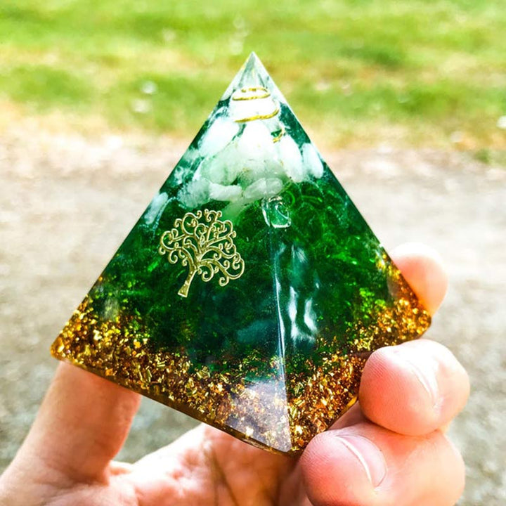 Pyramide d'orgone en jade vert et cristal transparent Olivenorma