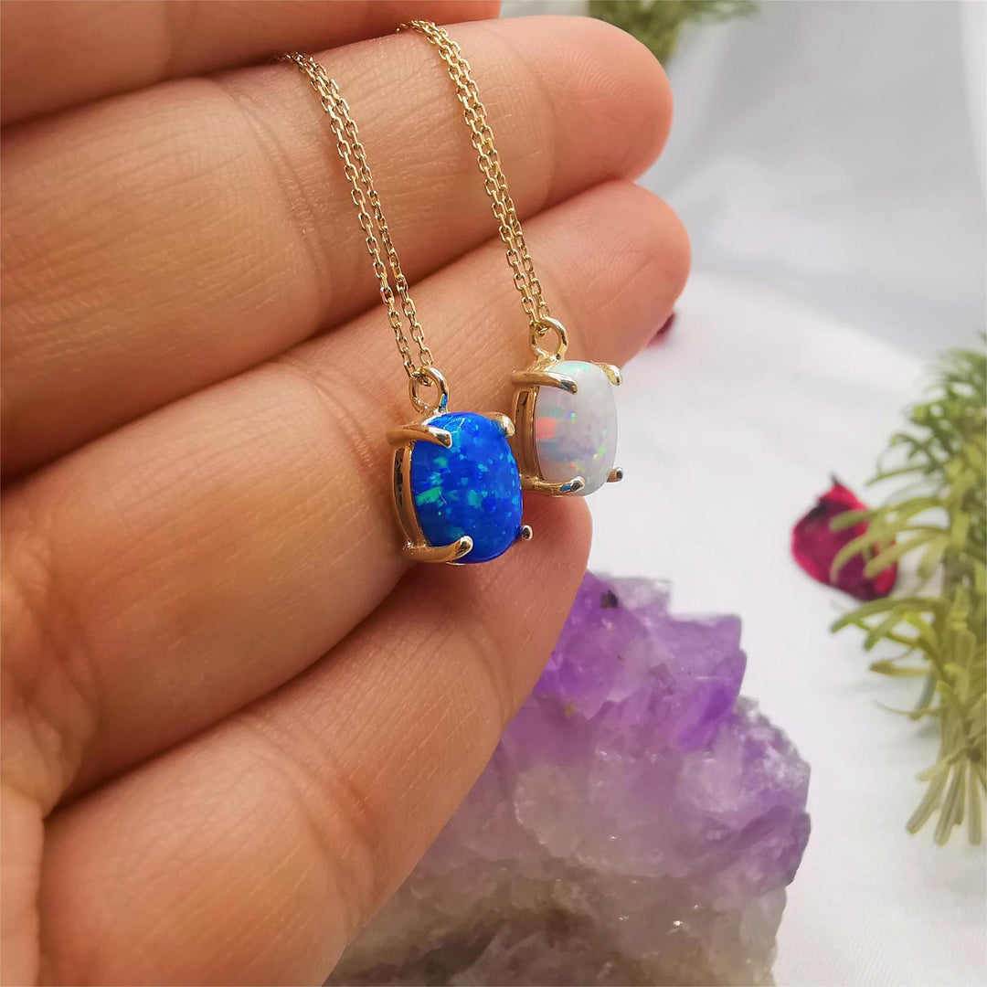 Collier en cuivre plaqué or 18 carats avec opale bleu blanc Olivenorma