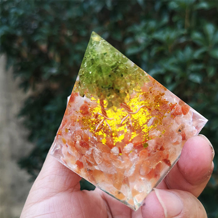 Pyramide d'orgone de l'arbre de vie en péridot de pierre solaire d' Olivenorma