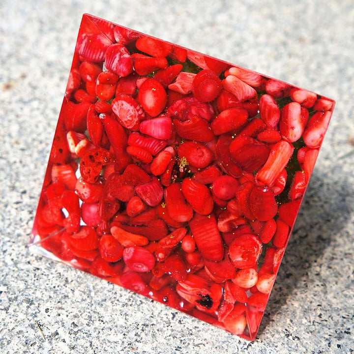 Péridot Olivenorma avec corail rouge Arbre de vie Pyramide d'orgone