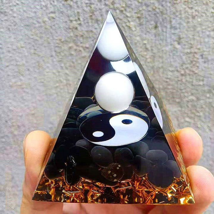 Pyramide d'orgone de guérison en obsidienne Olivenorma avec jade blanc