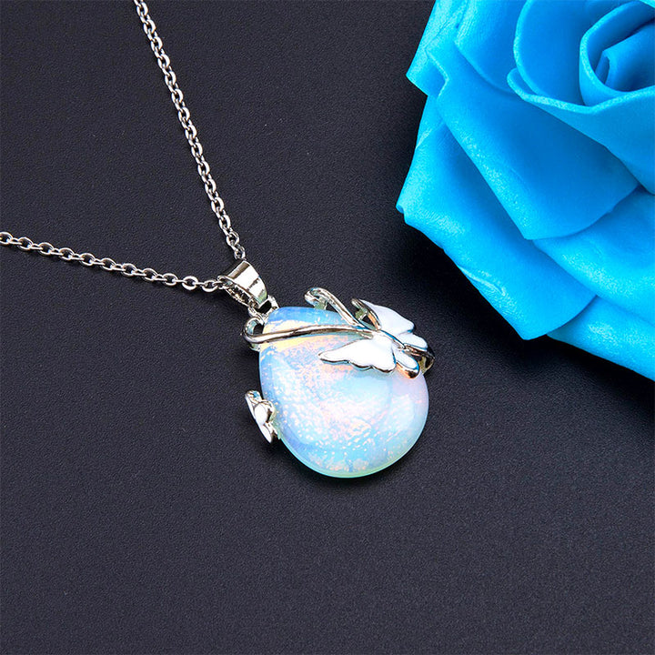 Collier en pierres précieuses avec ailes de papillon en cristal