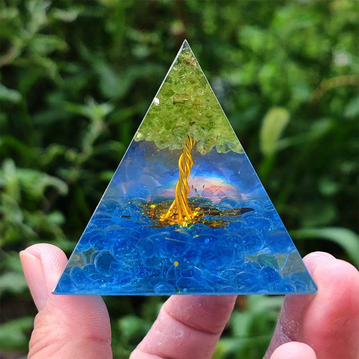Pyramide d'orgone arbre de vie en kyanite Olivenorma avec péridot