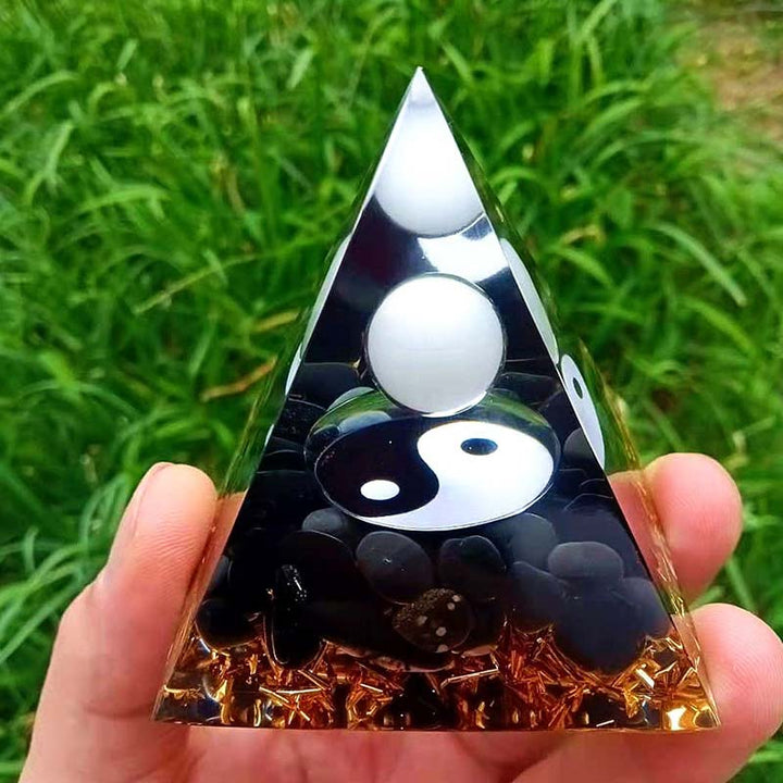 Pyramide d'orgone de guérison en obsidienne Olivenorma avec jade blanc