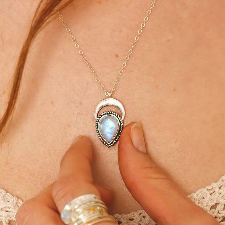 Collier en argent avec croissant de lune et pierre de lune de Bohême Olivenorma