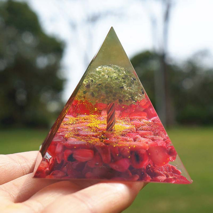 Péridot Olivenorma avec corail rouge Arbre de vie Pyramide d'orgone