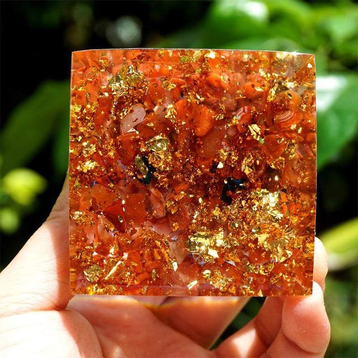 Pyramide d'orgone du zodiaque Gémeaux en améthyste Olivenorma avec agate rouge