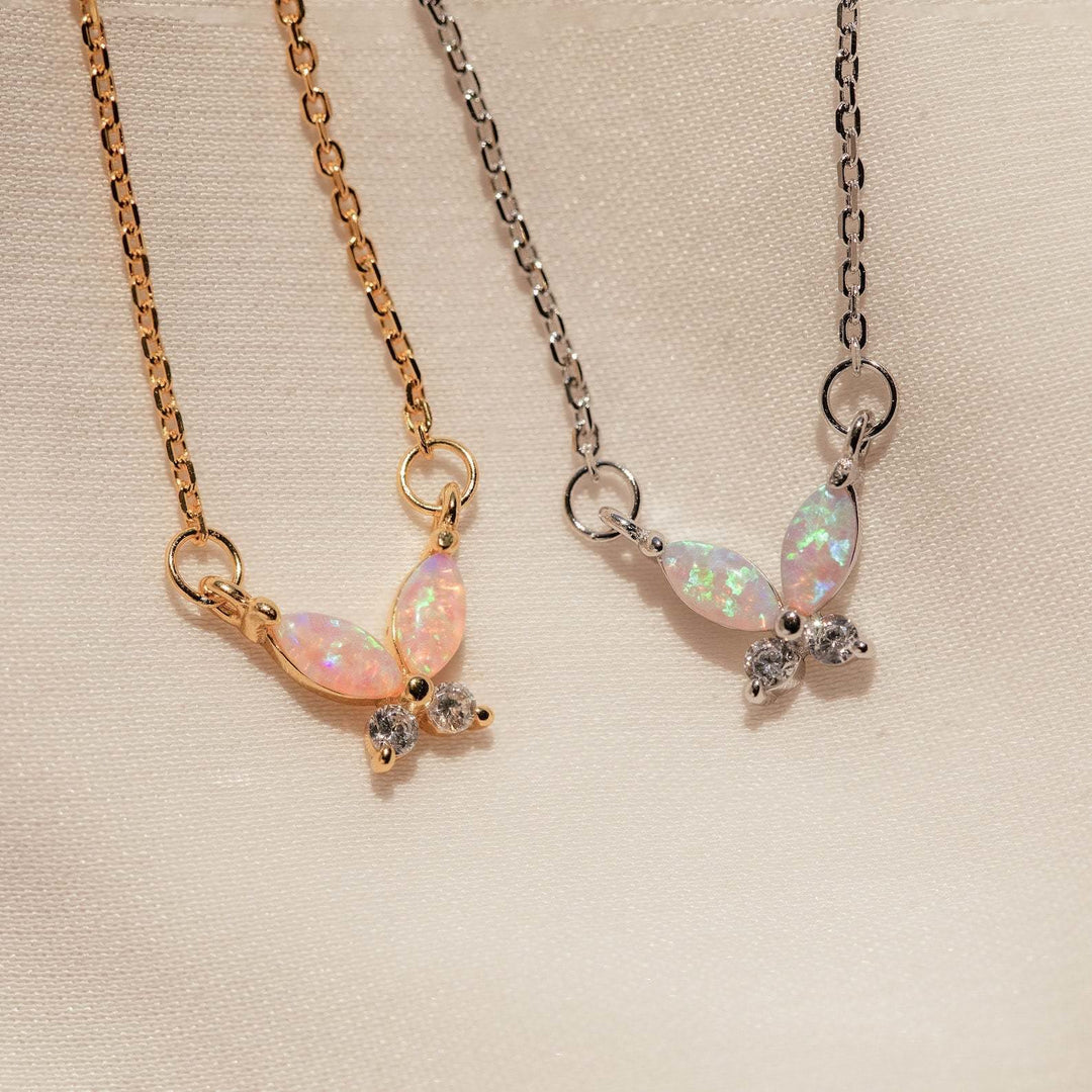 Collier pendentif papillon en acier titane avec opale bleu rose Olivenorma 