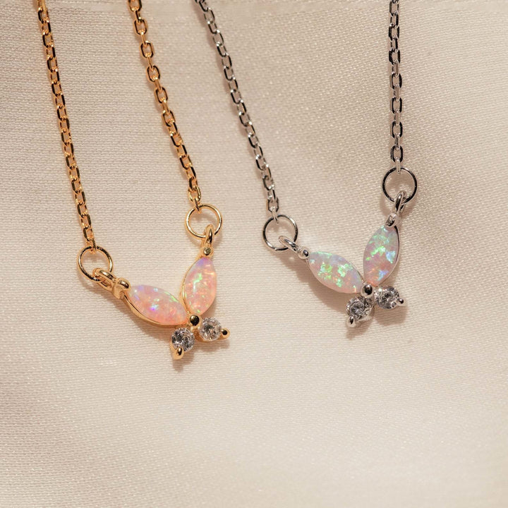 Collier pendentif papillon en acier titane avec opale bleu rose Olivenorma 