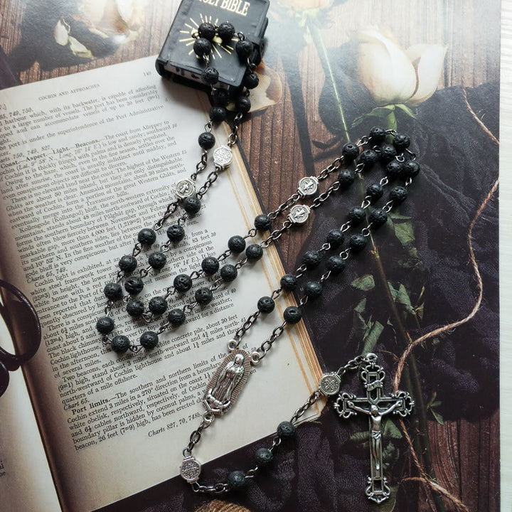 Collier chapelet avec pendentif en pierre de lave et croix catholique Olivenorma 