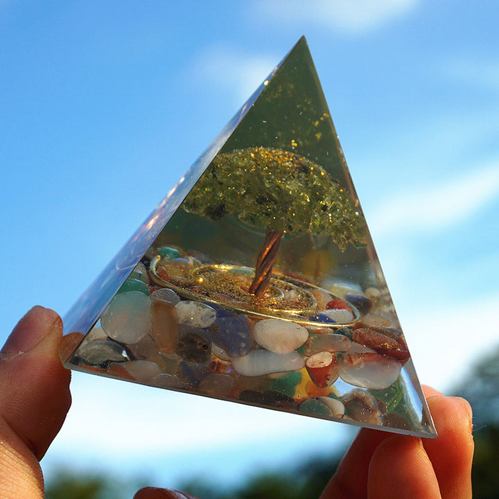 Pyramide d'orgone de l'arbre de vie en fluorite Olivenorma avec péridot