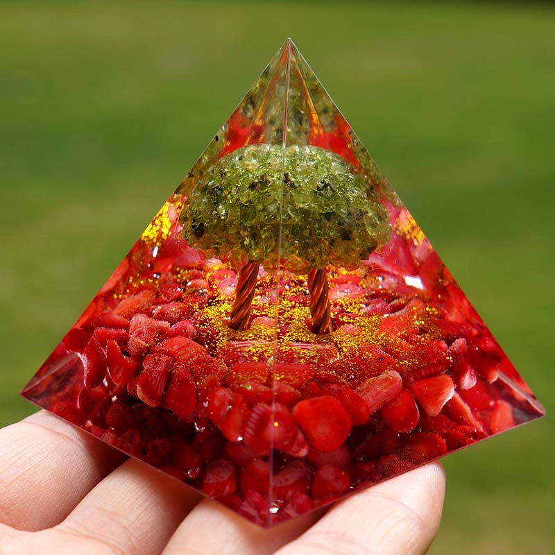 Péridot Olivenorma avec corail rouge Arbre de vie Pyramide d'orgone