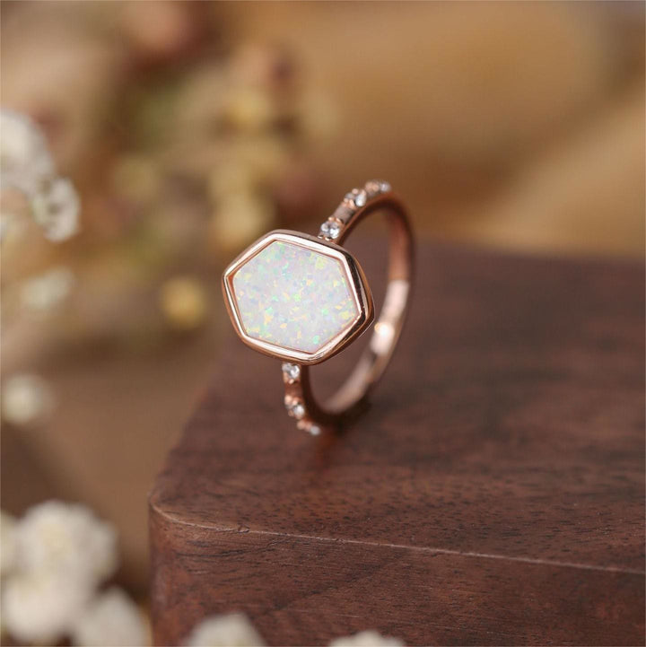 Bague Olivenorma en zircon brut opale hexagonale