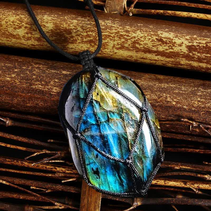 Collier en pierre de labradorite naturelle avec cœur de dragon enveloppé Olivenorma