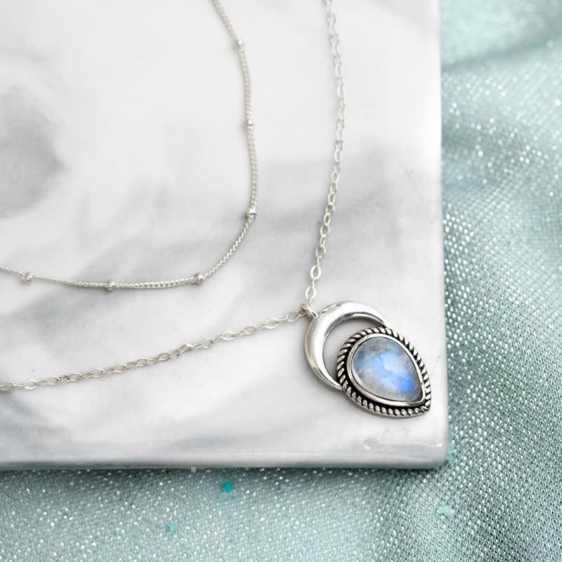 Collier en argent avec croissant de lune et pierre de lune de Bohême Olivenorma