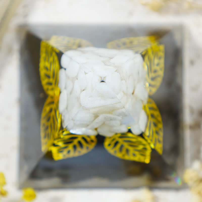 Pyramide d'orgone en jade blanc Olivenorma avec feuille de tourmaline noire
