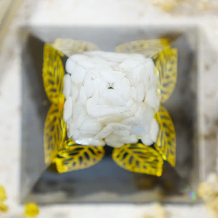 Pyramide d'orgone en jade blanc Olivenorma avec feuille de tourmaline noire