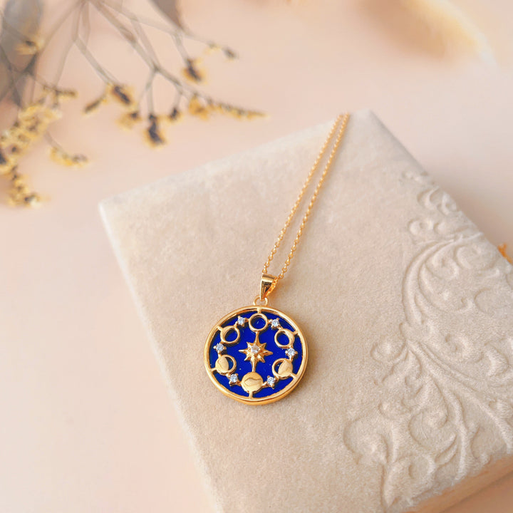 Collier Olivenorma en lapis-lazuli avec huit phases de lune et étoile
