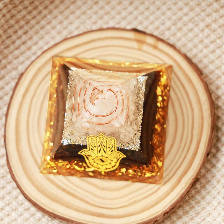 Pyramide d'orgone Hamsa en quartz clair Olivenorma avec tourmaline noire 