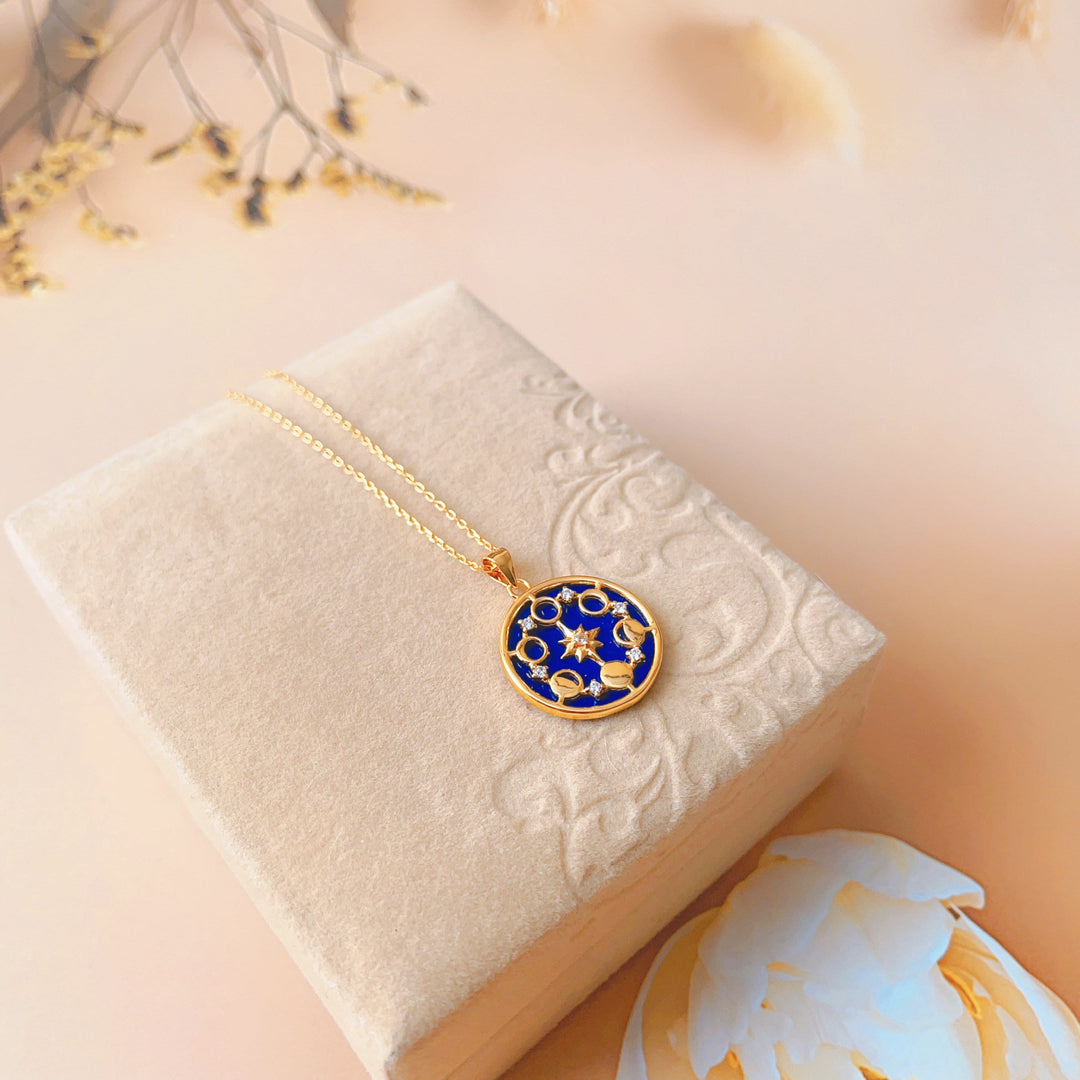 Collier Olivenorma en lapis-lazuli avec huit phases de lune et étoile