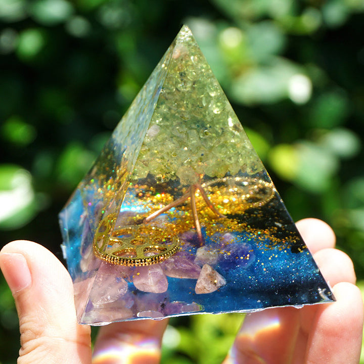 Pyramide d'orgone en améthyste péridot Olivenorma avec tourmaline noire