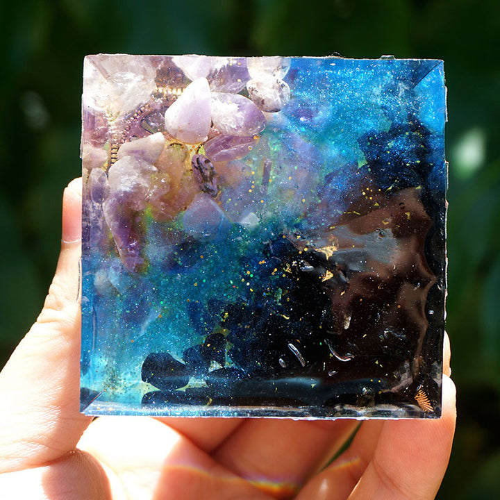 Pyramide d'orgone en améthyste péridot Olivenorma avec tourmaline noire