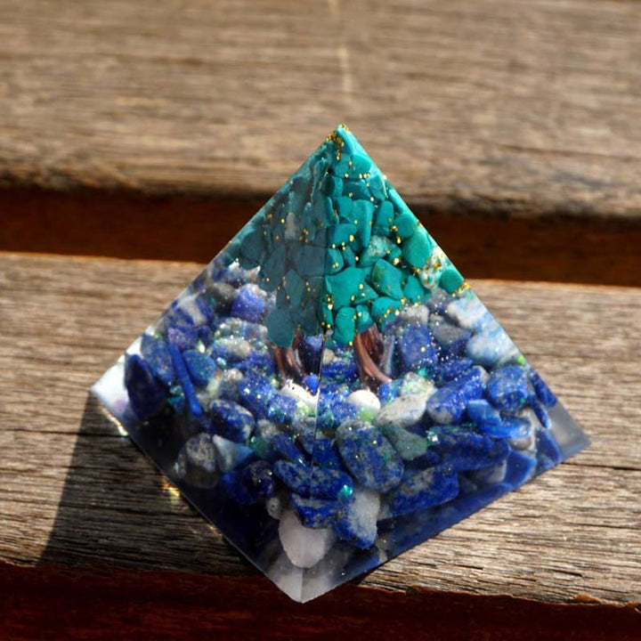 Pyramide d'orgone en lapis-lazuli avec arbre de vie turquoise