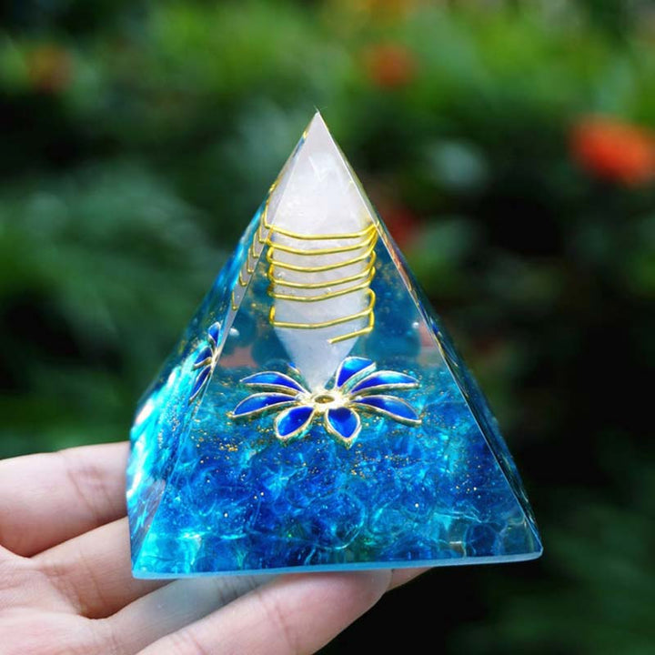 Pyramide orgone en quartz clair calcédoine bleue Olivenorma