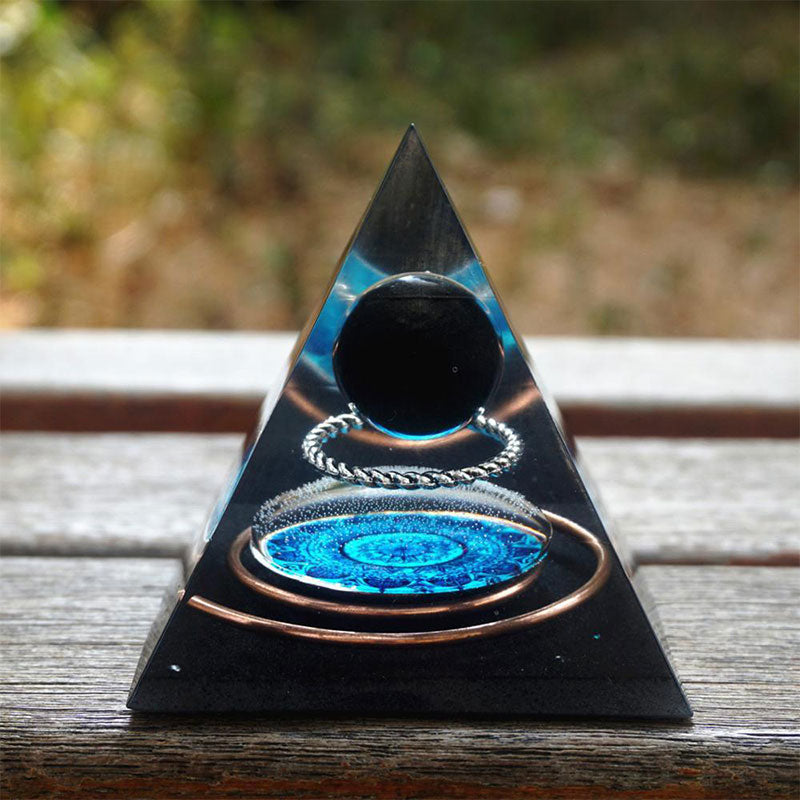 Sphère de cristal d'obsidienne Olivenorma avec pyramide d'orgone en cercle de cuivre