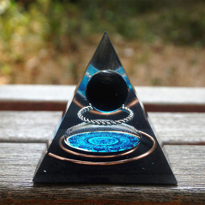 Sphère de cristal d'obsidienne Olivenorma avec pyramide d'orgone en cercle de cuivre
