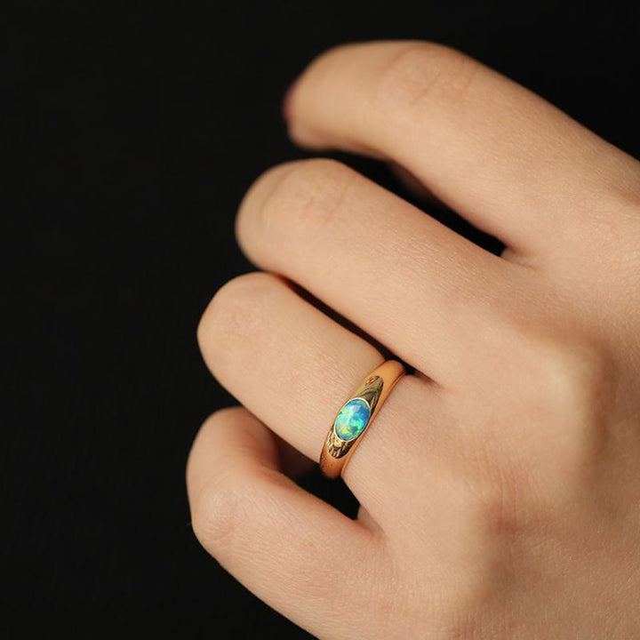 Bague rétro simple en or avec opale bleue ovale Olivenorma