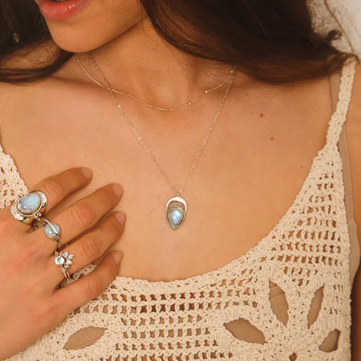 Collier en argent avec croissant de lune et pierre de lune de Bohême Olivenorma