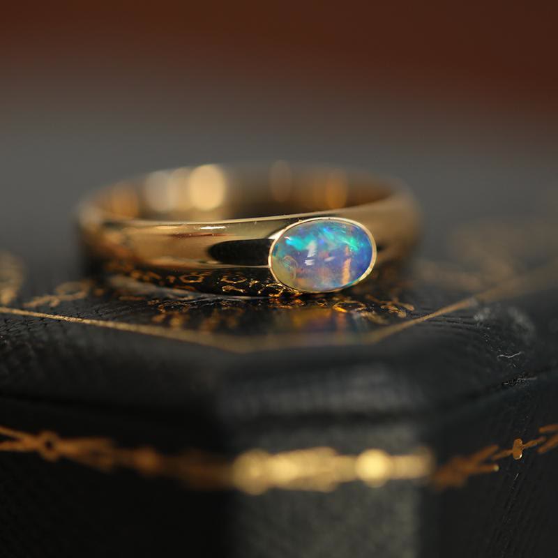 Bague rétro simple en or avec opale bleue ovale Olivenorma