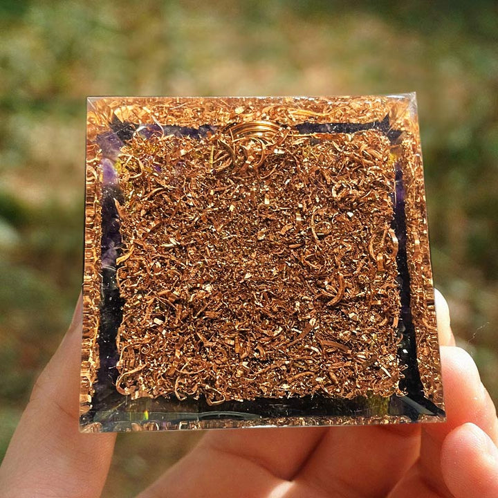 Pyramide d'orgone en malachite et citrine avec améthyste Olivenorma