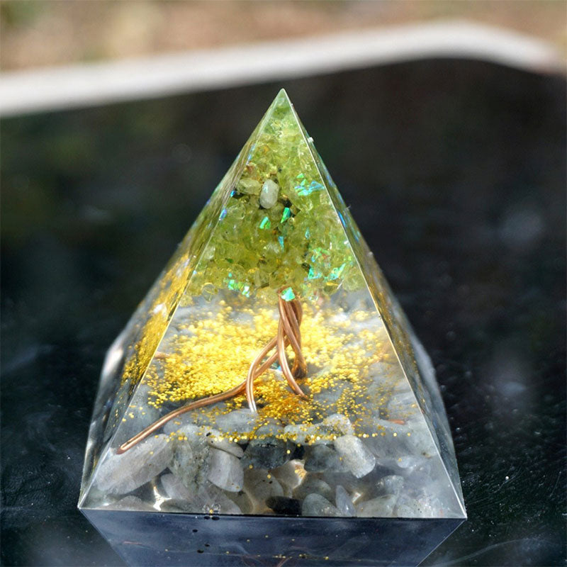 Pyramide d'orgone Olivenorma Moonlit Growth Péridot et pierre de lune grise - image 5