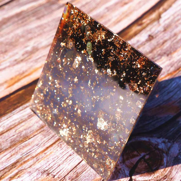 Pyramide d'orgone symbole crâne améthyste et obsidienne Olivenorma