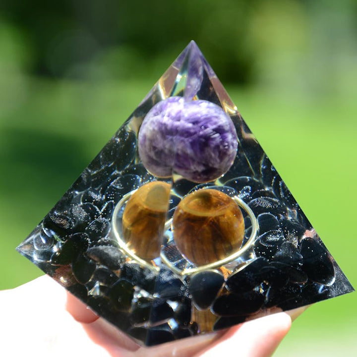 Sphère d'améthyste Olivenorma avec pyramide d'orgone en obsidienne œil de tigre 