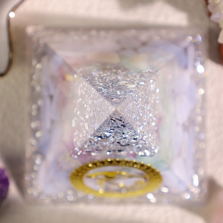 Pyramide d'orgone en calcédoine bleue et fluorite Olivenorma