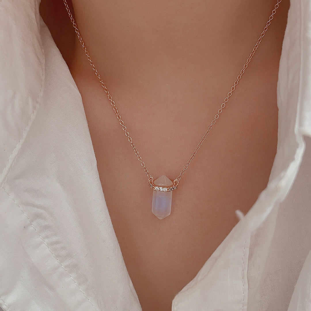 Collier avec pendentif en cristal de pierre de lune à colonne hexagonale Olivenorma S925 
