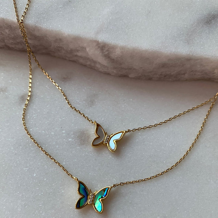 Collier en or cuivre plaqué avec papillon en coquillage naturel Olivenorma 