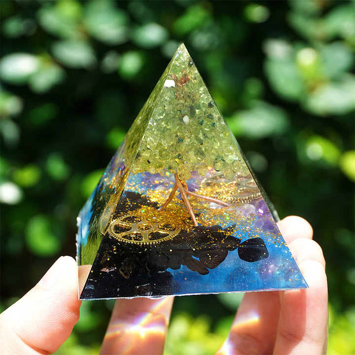 Pyramide d'orgone en améthyste péridot Olivenorma avec tourmaline noire