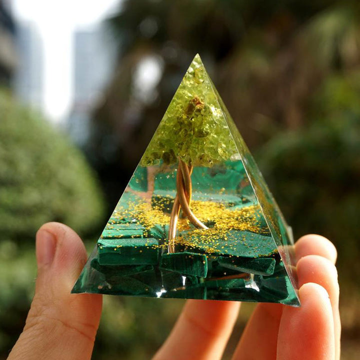 Pyramide d'orgone malachite et péridot de la forêt du Sacré-Cœur Olivenorma - image 7