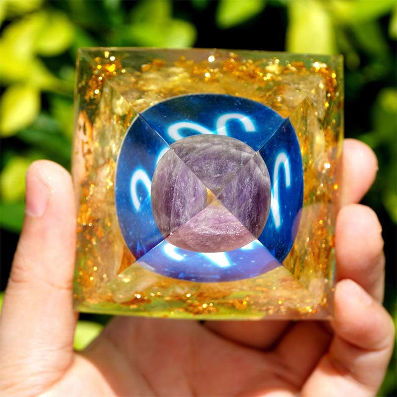 Pyramide d'orgone du zodiaque Bélier en améthyste Olivenorma avec rutile doré