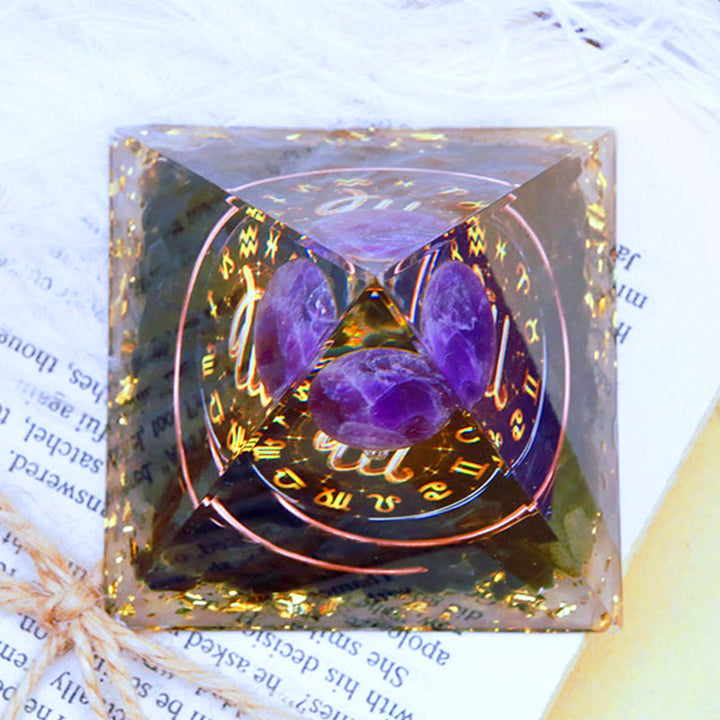Sphère d'améthyste Olivenorma avec pyramide d'orgone du zodiaque Vierge en obsidienne