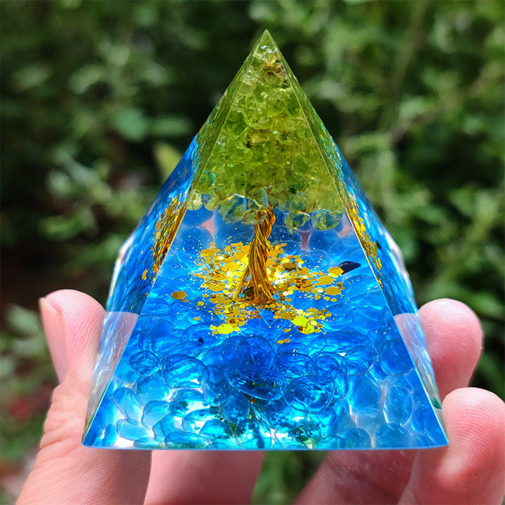 Pyramide d'orgone arbre de vie en kyanite Olivenorma avec péridot