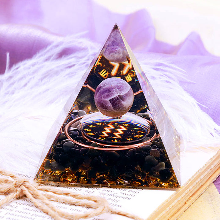 Sphère d'améthyste Olivenorma avec pyramide d'orgone du zodiaque Verseau en obsidienne
