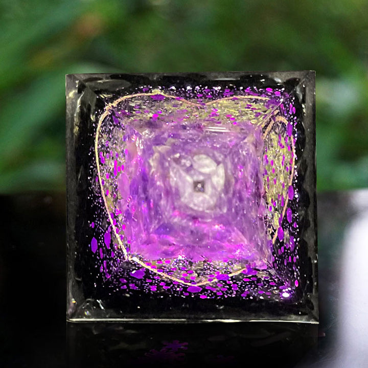 Sphère d'améthyste Olivenorma avec pyramide d'orgone en obsidienne 