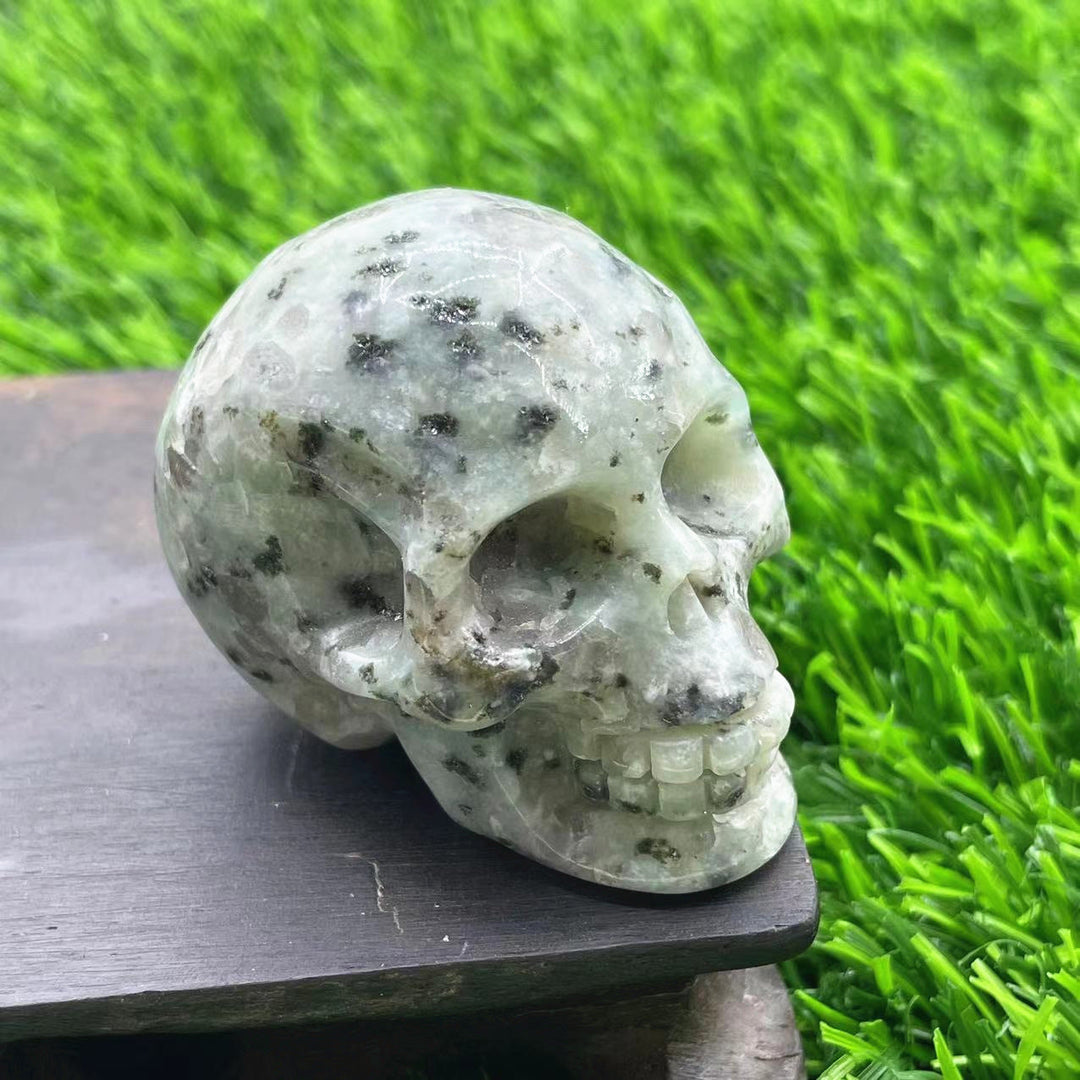 Décoration en pierre précieuse de crâne en cristal naturel sculpté Olivenorma de 5 cm 